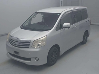 TOYOTA NOAH 2013