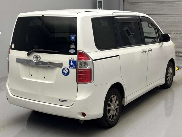 TOYOTA NOAH 2010