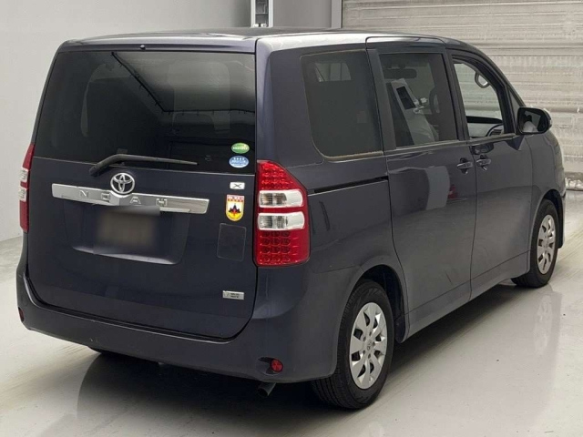TOYOTA NOAH 2013
