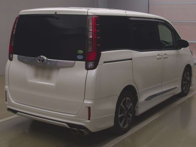 TOYOTA NOAH 2014