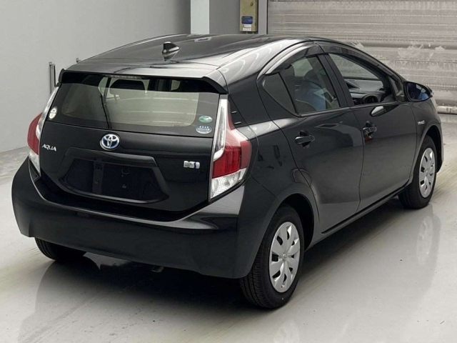 TOYOTA AQUA 2015