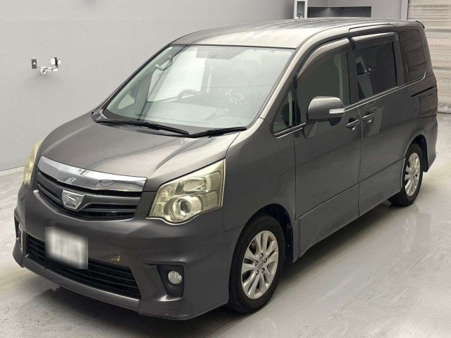 TOYOTA NOAH 2011