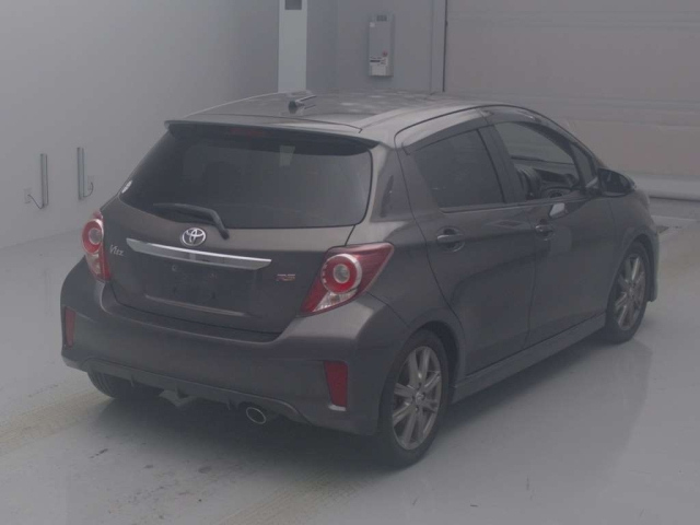 TOYOTA VITZ 2011