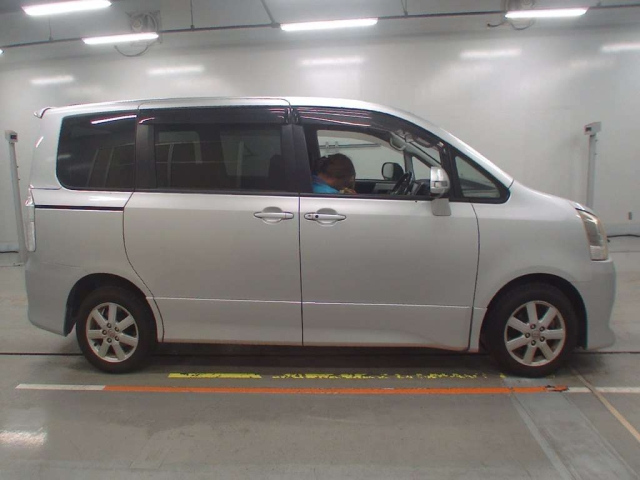 TOYOTA NOAH 2008