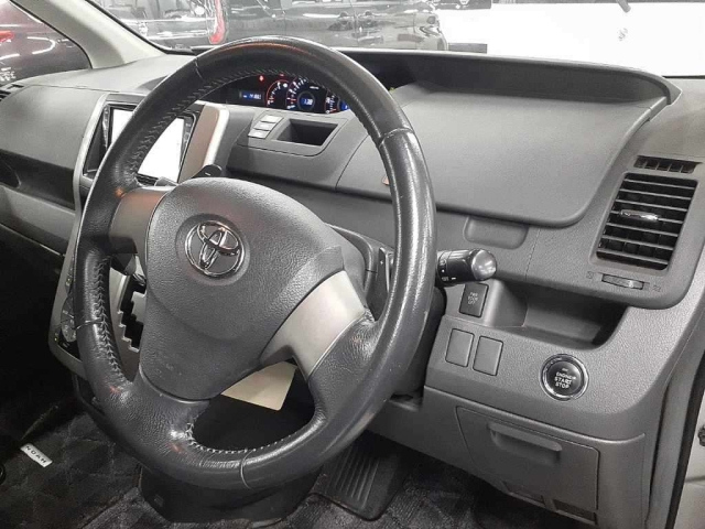 TOYOTA NOAH 2008