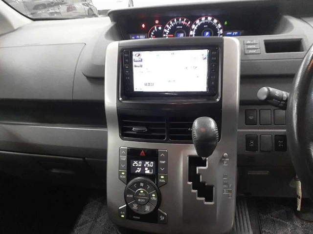 TOYOTA NOAH 2008