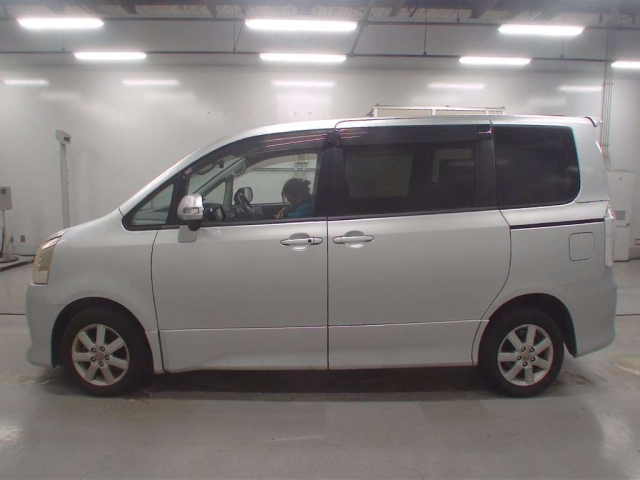 TOYOTA NOAH 2008