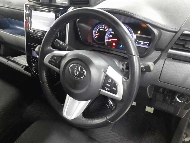 TOYOTA ROOMY 2017