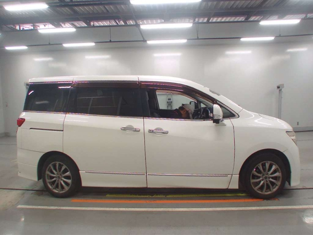 NISSAN ELGRAND 2010