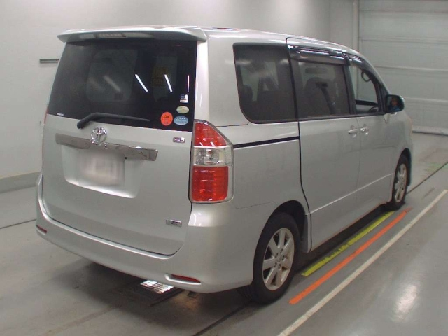 TOYOTA NOAH 2009