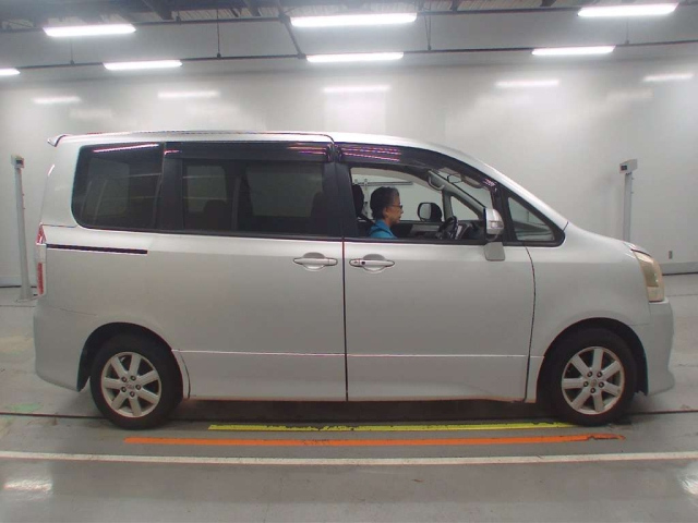 TOYOTA NOAH 2009