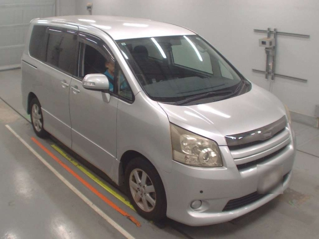 TOYOTA NOAH 2009