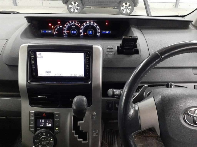 TOYOTA NOAH 2009
