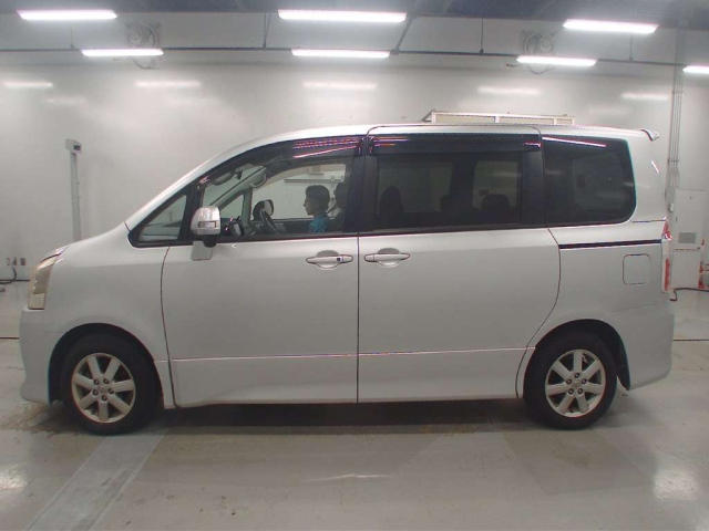 TOYOTA NOAH 2009