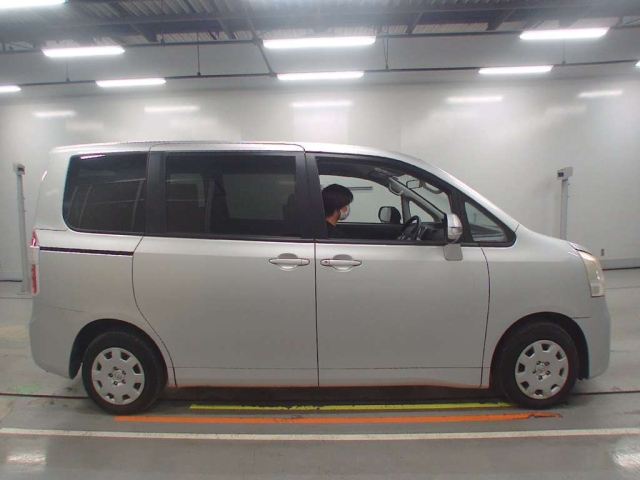TOYOTA NOAH 2008