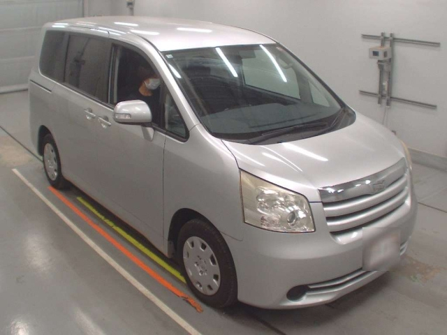 TOYOTA NOAH 2008