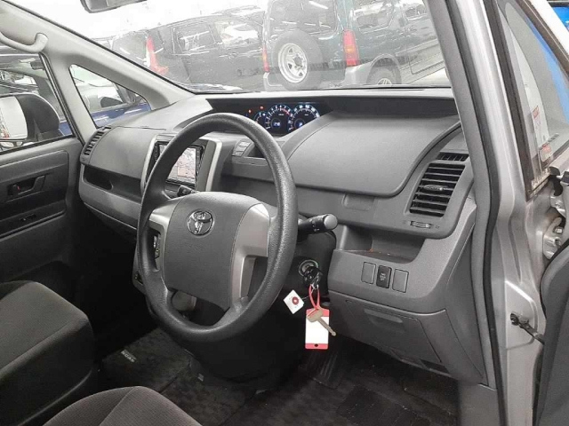 TOYOTA NOAH 2008