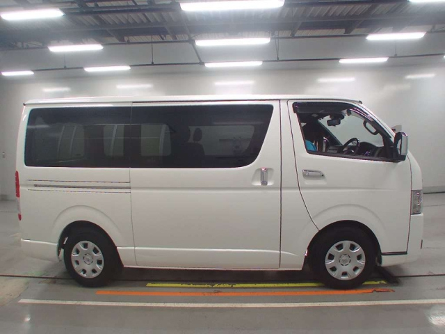 TOYOTA HIACE VAN 2022