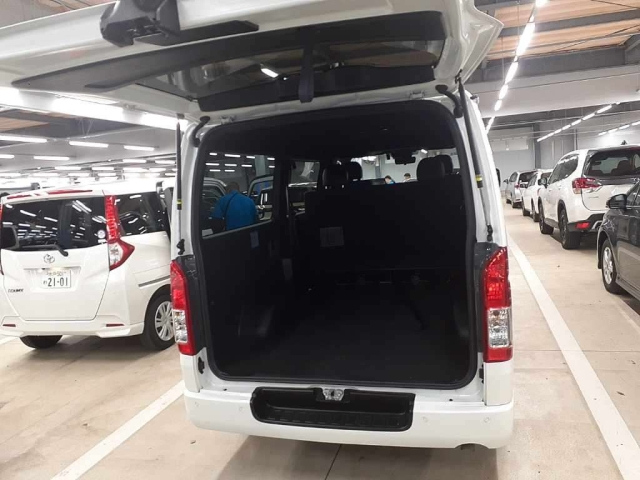 TOYOTA HIACE VAN 2022