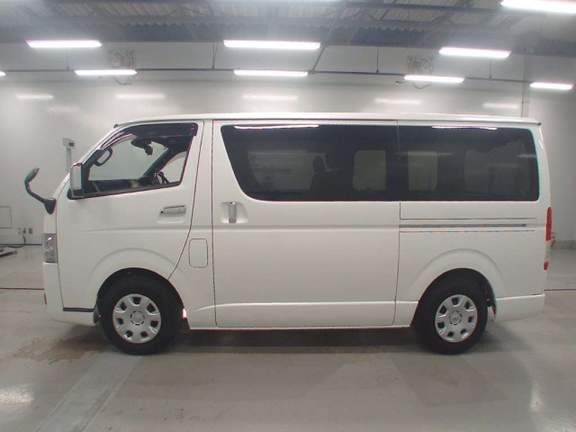TOYOTA HIACE VAN 2022