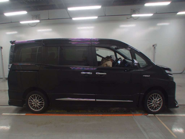 TOYOTA VOXY 2020