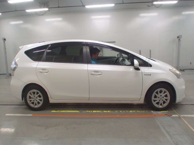 TOYOTA PRIUS ALPHA 2012