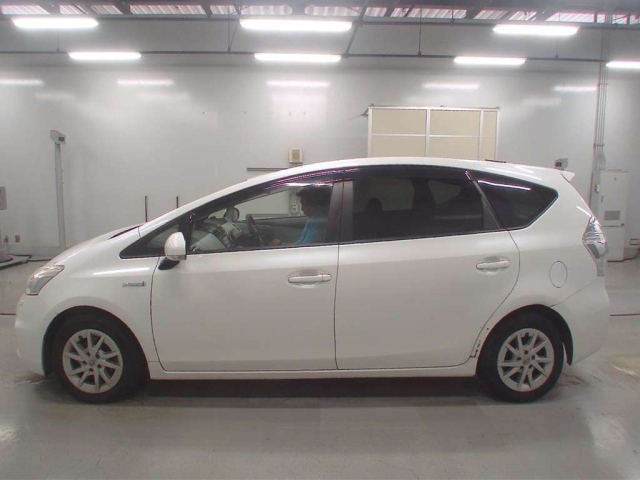 TOYOTA PRIUS ALPHA 2012