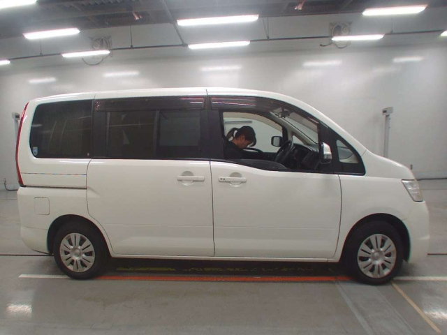 NISSAN SERENA 2010