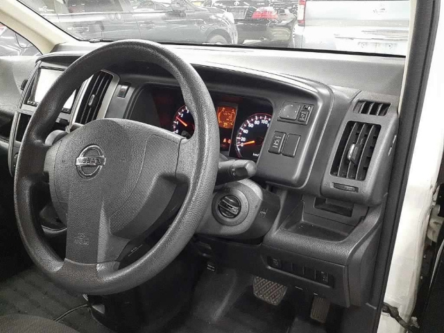 NISSAN SERENA 2010