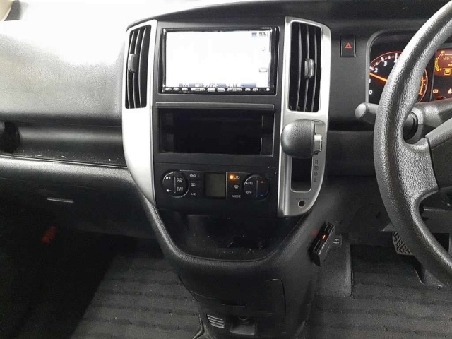 NISSAN SERENA 2010