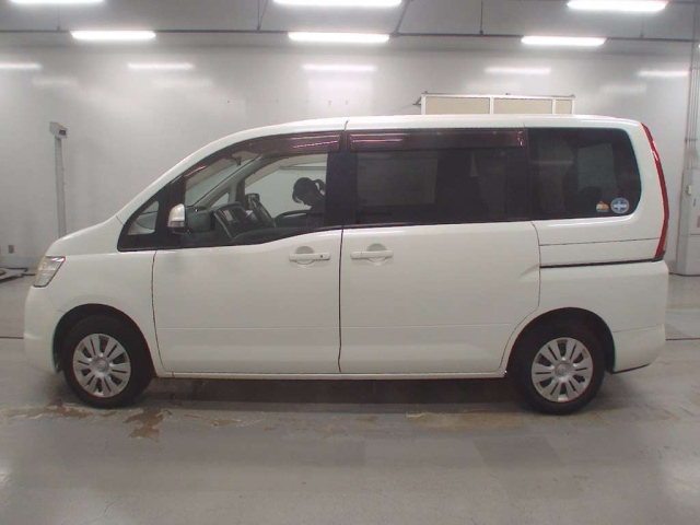 NISSAN SERENA 2010