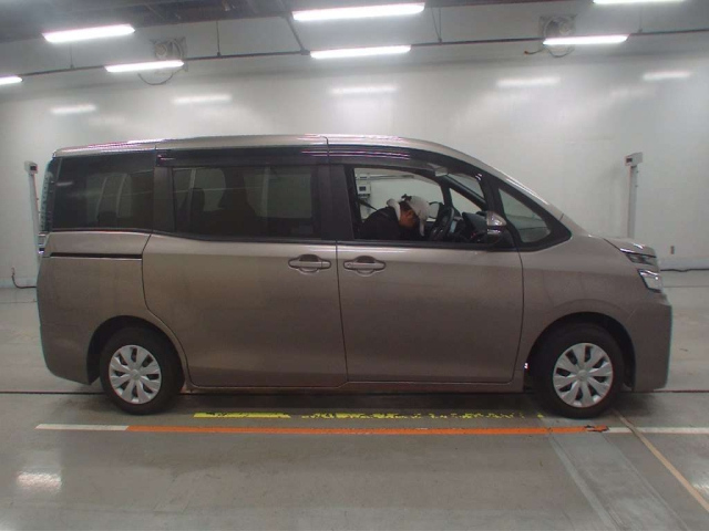 TOYOTA VOXY 2020