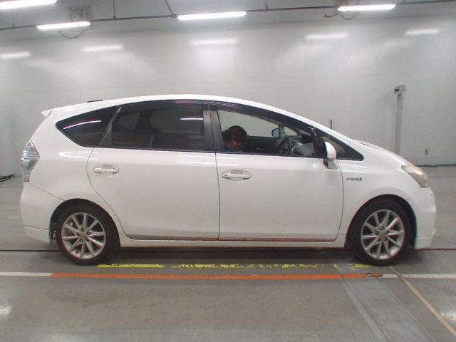 TOYOTA PRIUS ALPHA 2013
