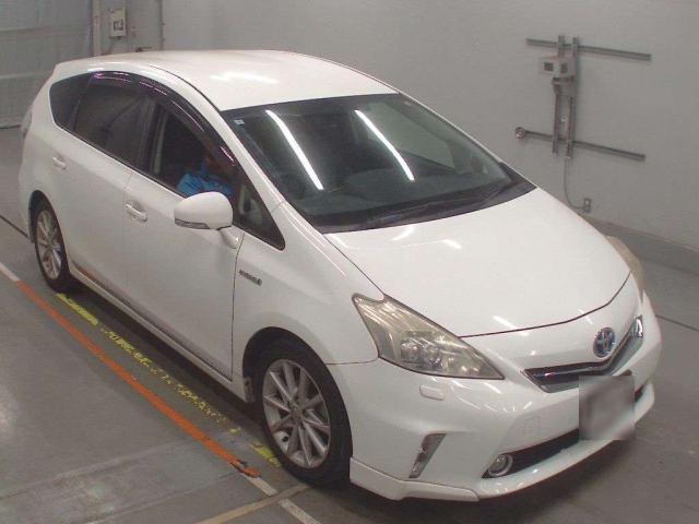 TOYOTA PRIUS ALPHA 2013