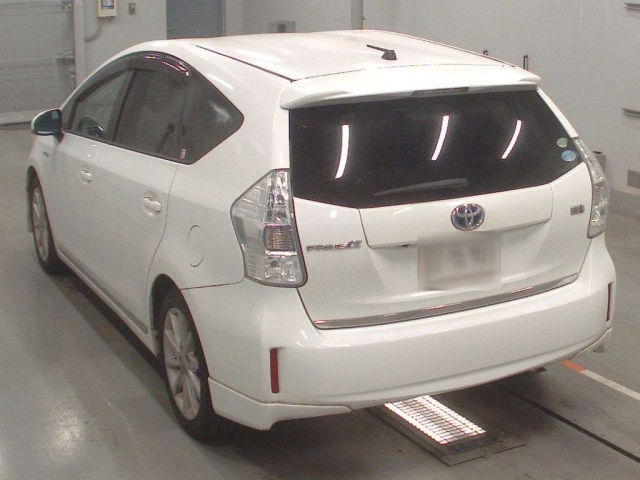 TOYOTA PRIUS ALPHA 2013