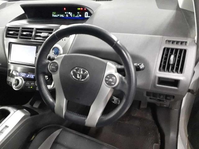 TOYOTA PRIUS ALPHA 2013
