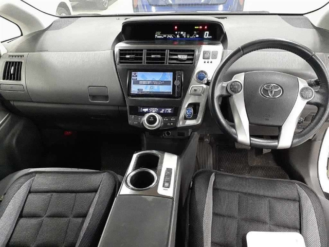 TOYOTA PRIUS ALPHA 2013