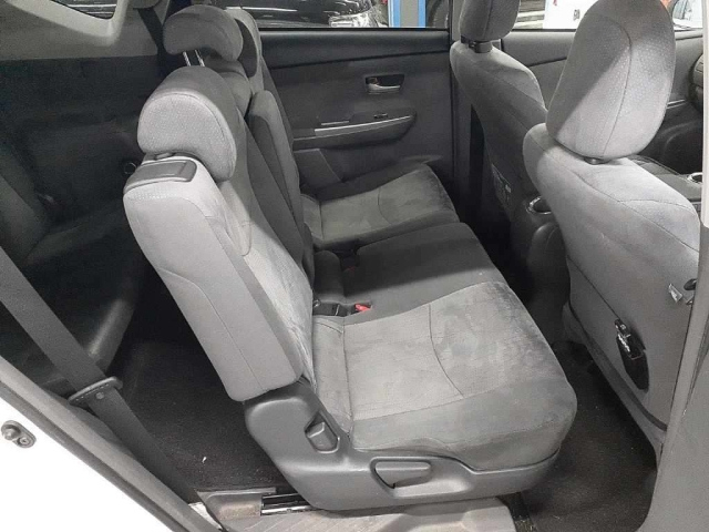 TOYOTA PRIUS ALPHA 2013