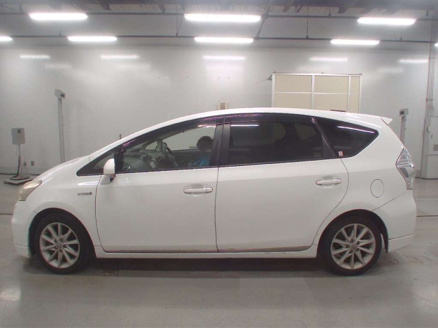TOYOTA PRIUS ALPHA 2013