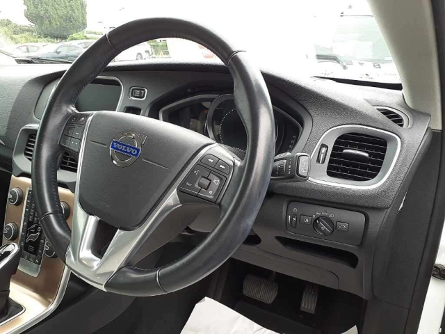 VOLVO V40 2015