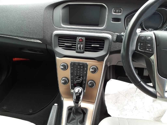 VOLVO V40 2015