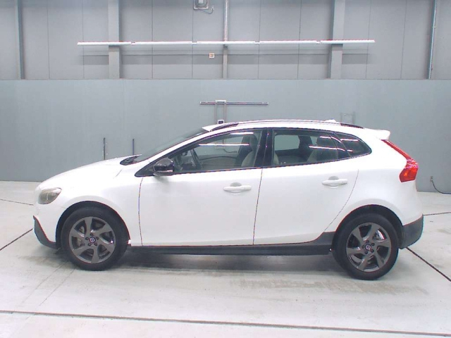 VOLVO V40 2015