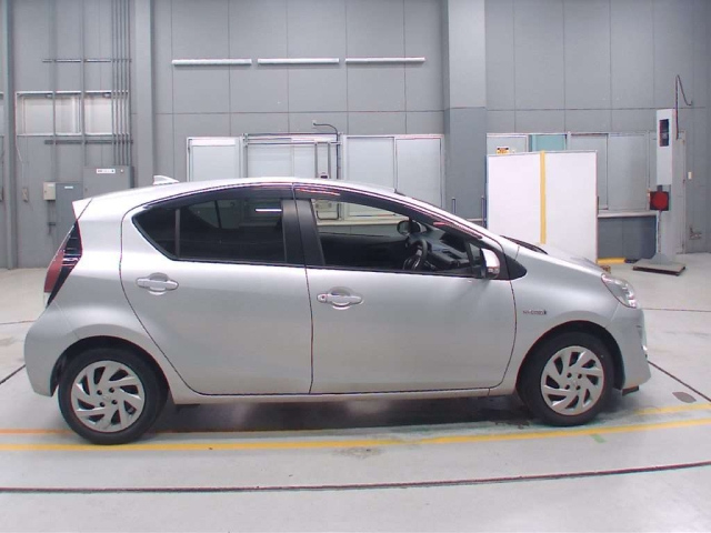 TOYOTA AQUA 2015