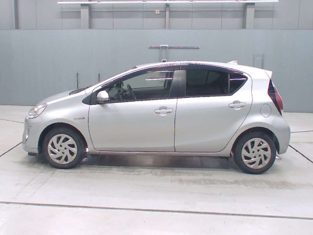 TOYOTA AQUA 2015