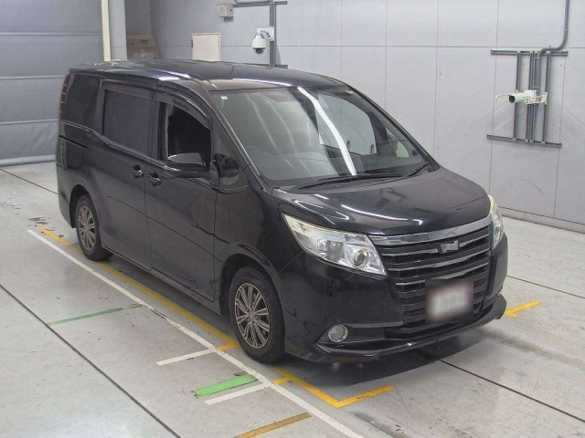 TOYOTA NOAH 2014