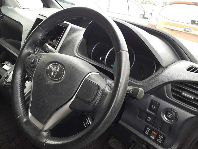 TOYOTA NOAH 2014