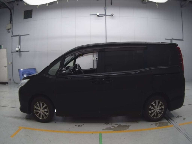 TOYOTA NOAH 2014