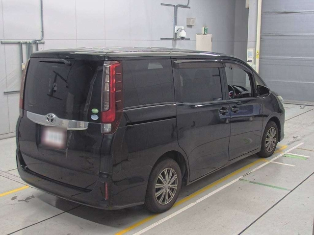 TOYOTA NOAH 2014