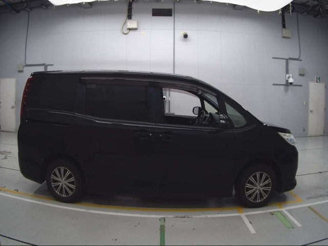 TOYOTA NOAH 2014