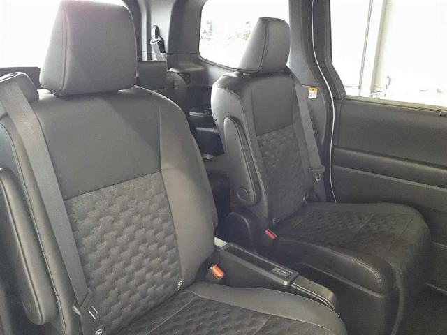 TOYOTA VOXY 2025